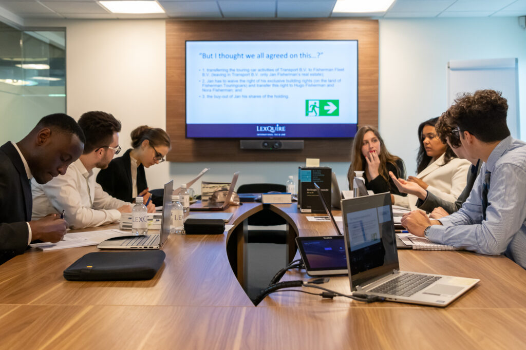 Samen met afdelingen zoals juridisch onderzoek, juridisch advies en procesmanagement vormt het Wetenschappelijk Bureau een belangrijke pijler binnen onze organisatie. Hierdoor garanderen wij een professionele, strategische en effectieve behandeling van iedere zaak.